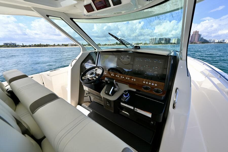 2023 Tiara Yachts 38 LS - Photo 11