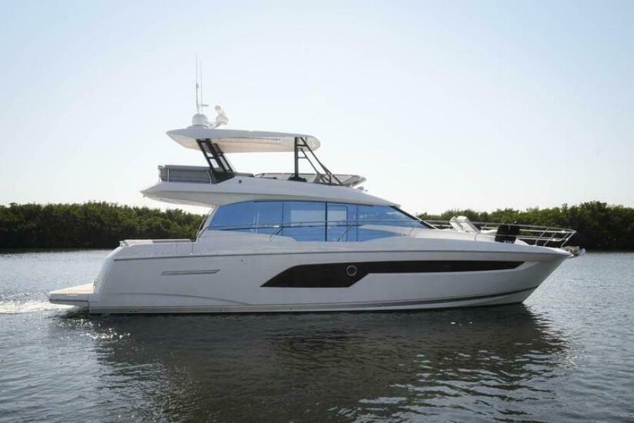 2023 52 Prestige Flybridge - Profile