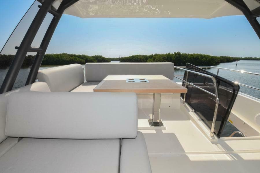 2023 52 Prestige Flybridge - Flybridge