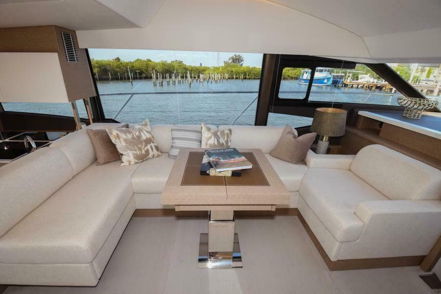 2023 52 Prestige Flybridge - Dinette