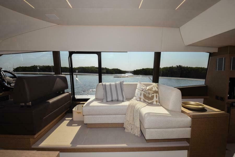 2023 52 Prestige Flybridge - Salon