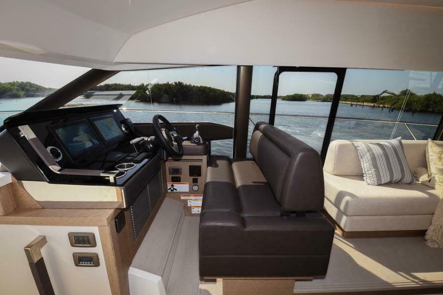 2023 52 Prestige Flybridge - Helm