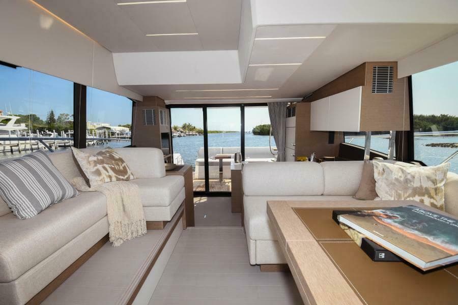 2023 52 Prestige Flybridge - Salon Overview