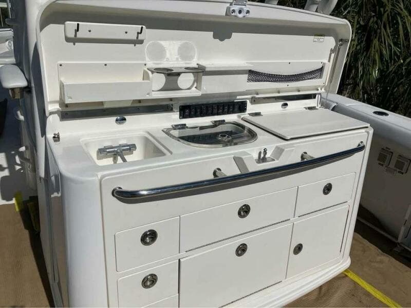 2016 Boston Whaler 350 Outrage