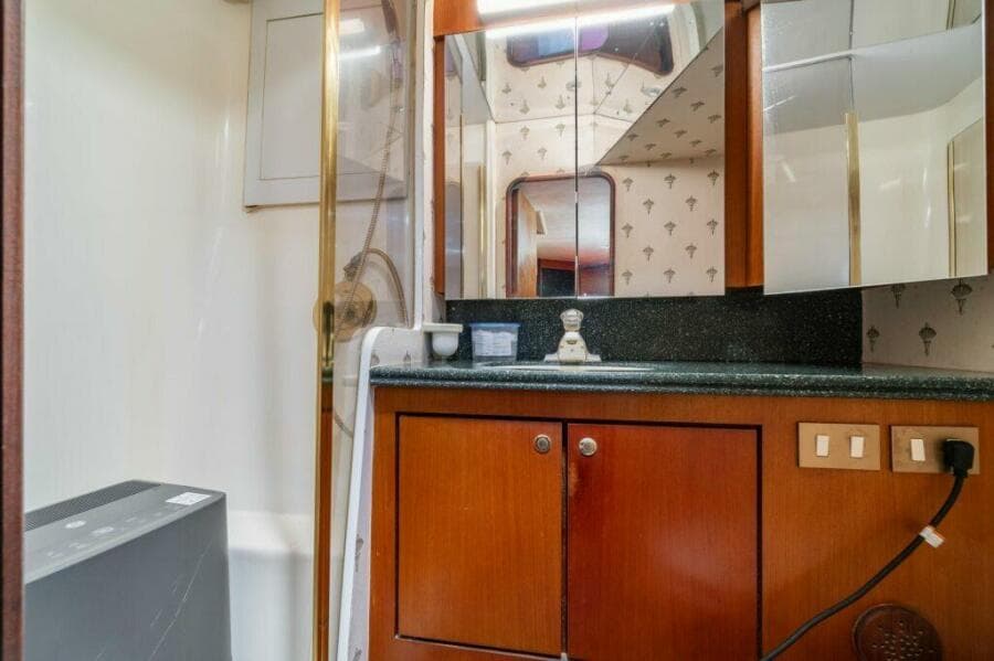 Ocean Yachts 56 TUNAR - Master Stateroom Ensuite Head