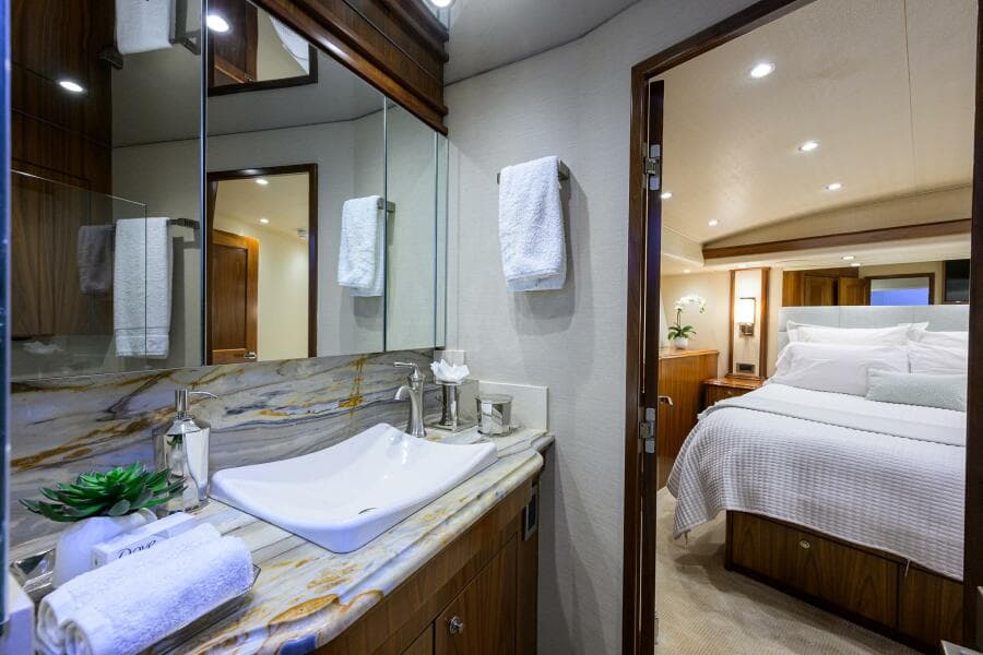 Viking  92 SPECULATOR - Guest Stateroom Ensuite Head