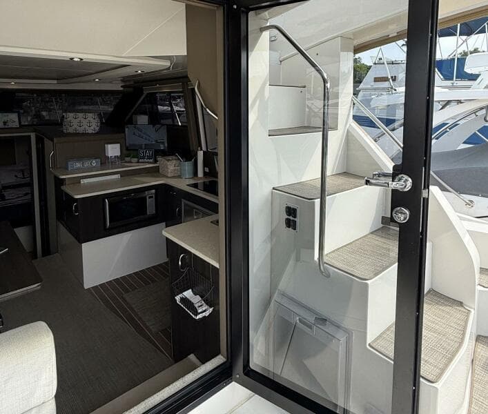 2013 Carver C-34 Command Bridge