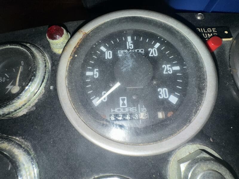 44' Marine Trader Salon Helm - Starboard Engine