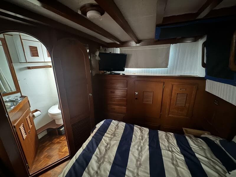 44' Marine Trader Master Stateroom