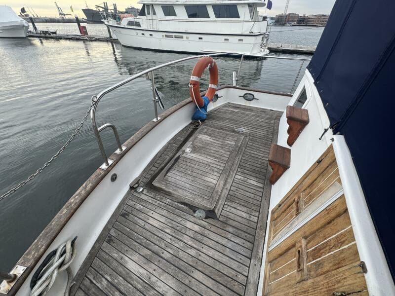 44'Marine Trader Aft Deck 