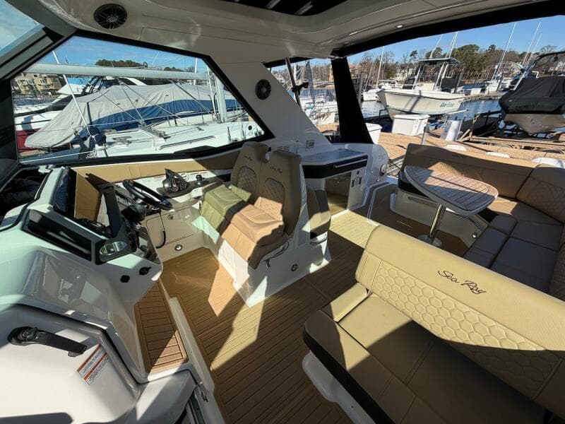 2023 Sea Ray 320 Outboard