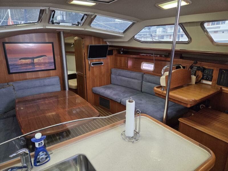 2007 Hunter 44DS interior
