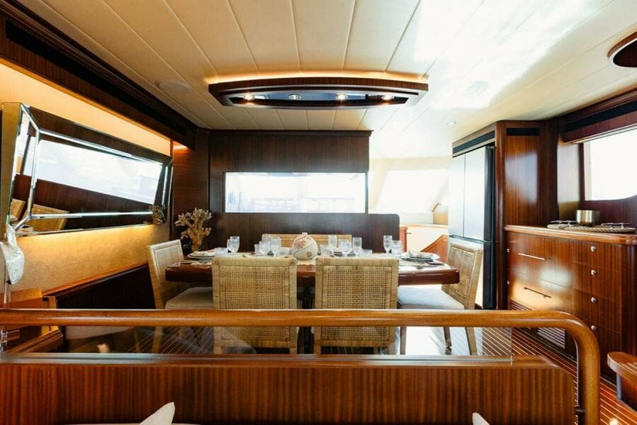 2010 Horizon Enclosed Pilothouse