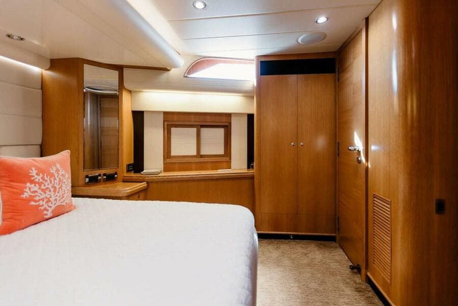 2010 Horizon Enclosed Pilothouse