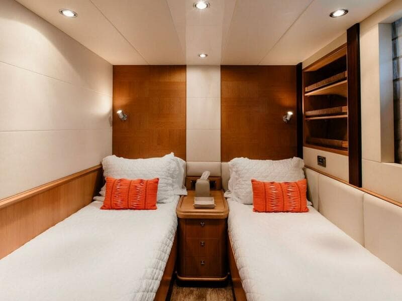 2010 Horizon Enclosed Pilothouse