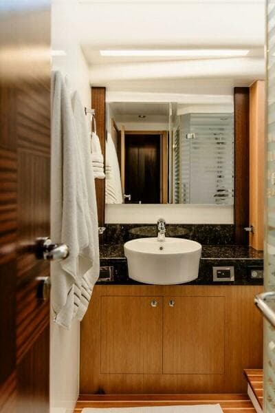 2010 Horizon Enclosed Pilothouse