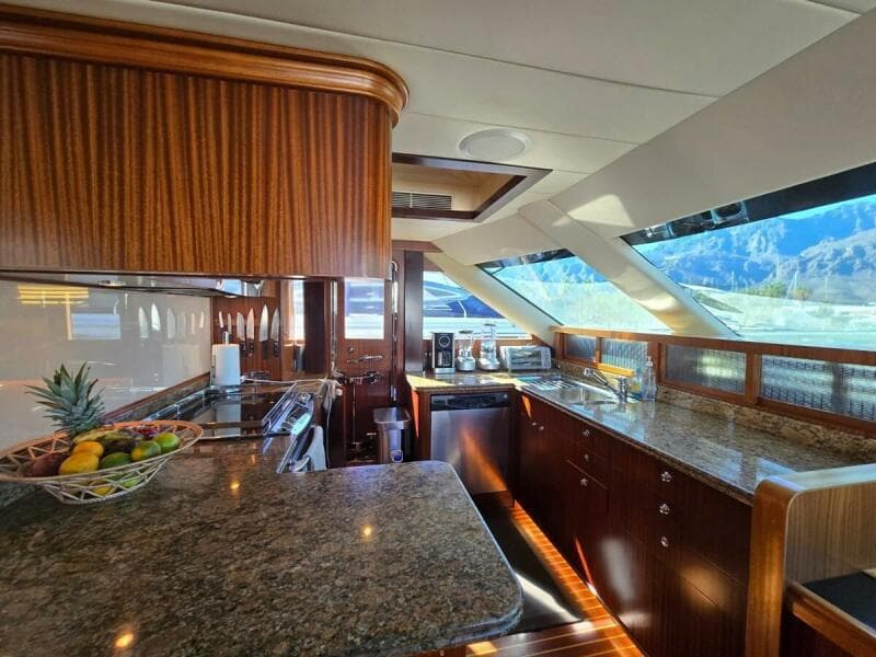 2010 Horizon Enclosed Pilothouse