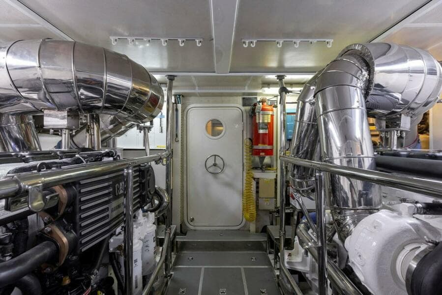 2010 Horizon Enclosed Pilothouse