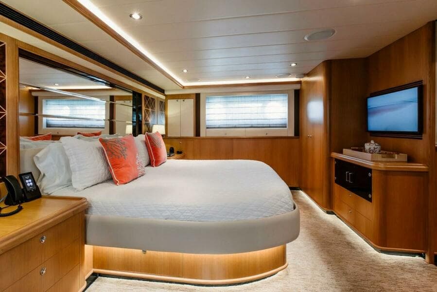 2010 Horizon Enclosed Pilothouse