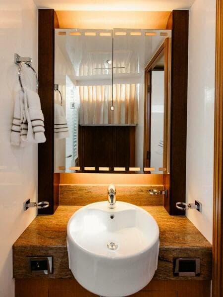 2010 Horizon Enclosed Pilothouse