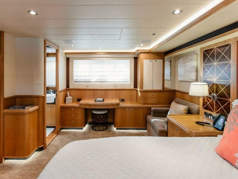 2010 Horizon Enclosed Pilothouse