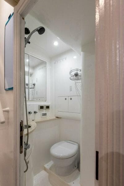 2010 Horizon Enclosed Pilothouse