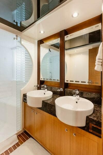 2010 Horizon Enclosed Pilothouse