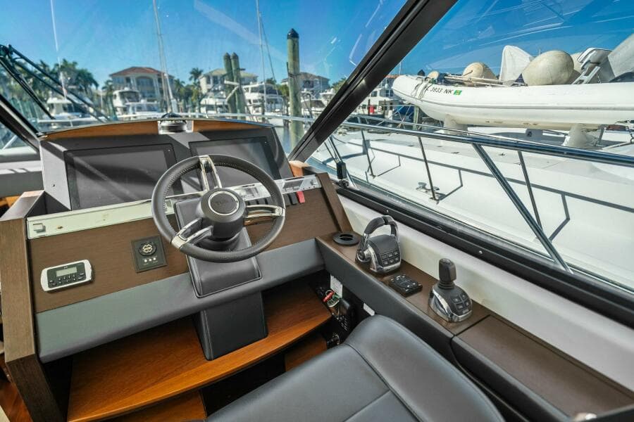 2016 Tiara Yachts 50 Flybridge - Helm/Electronics 