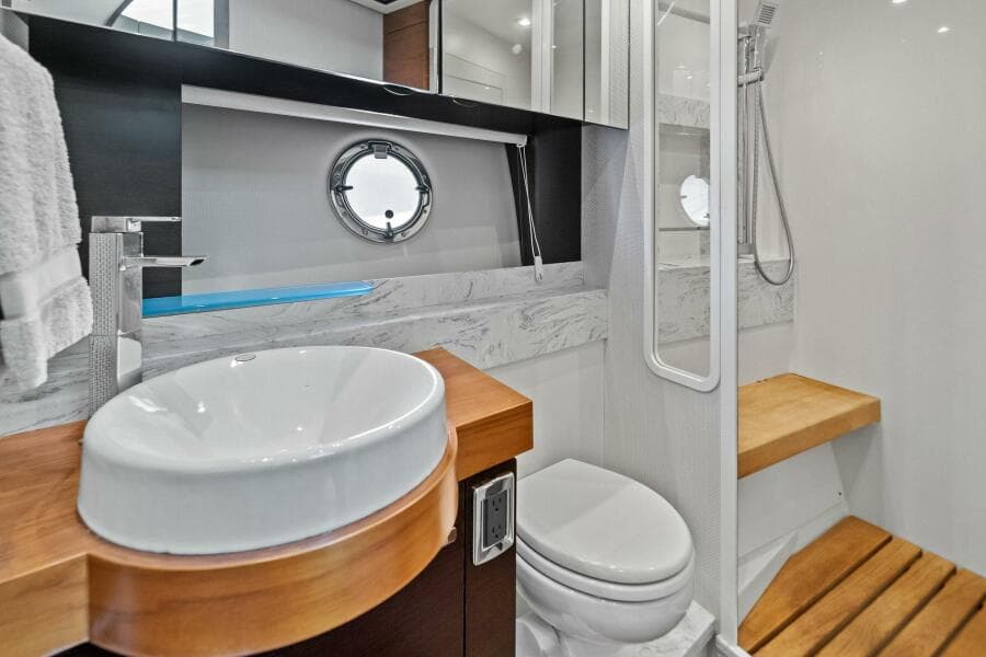 2016 Tiara Yachts 50 Flybridge - Head