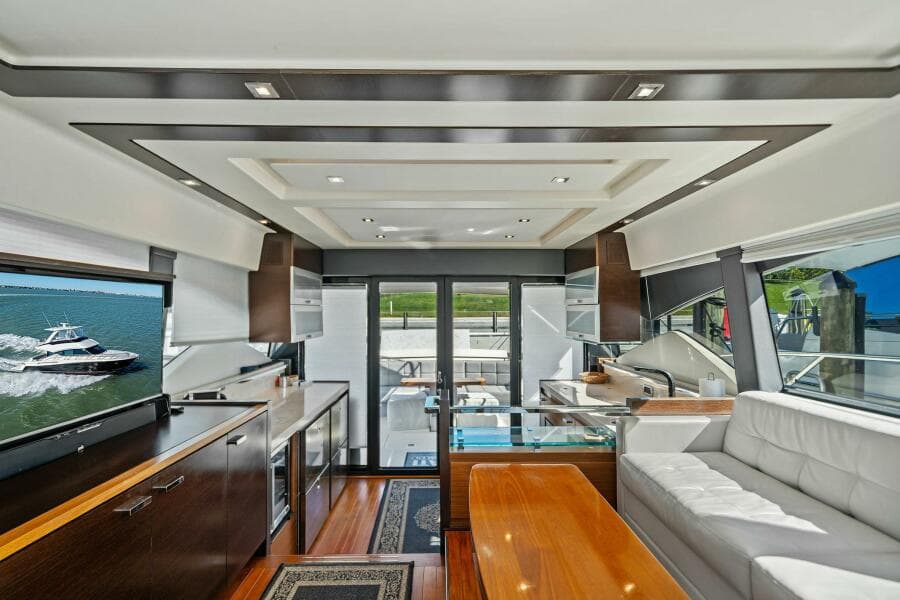 2016 Tiara Yachts 50 Flybridge - Salon