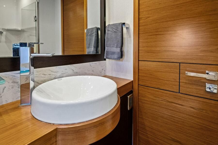 2016 Tiara Yachts 50 Flybridge - Head