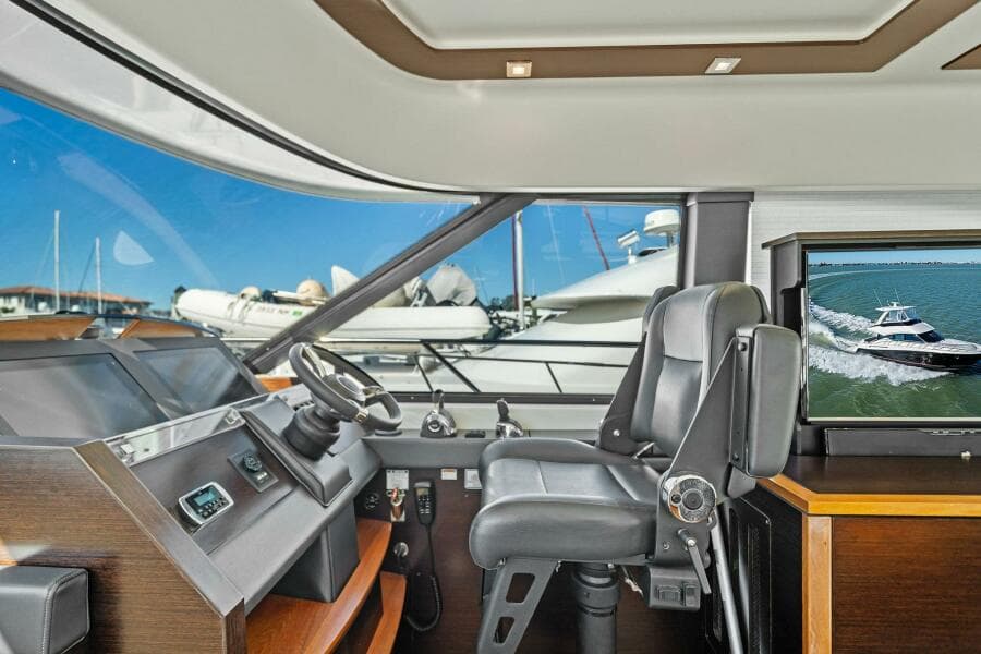 2016 Tiara Yachts 50 Flybridge - Helm/Electronics 