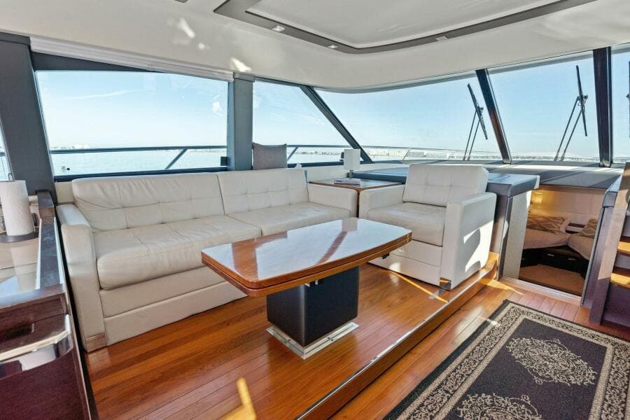 2016 Tiara Yachts 50 Flybridge - Salon