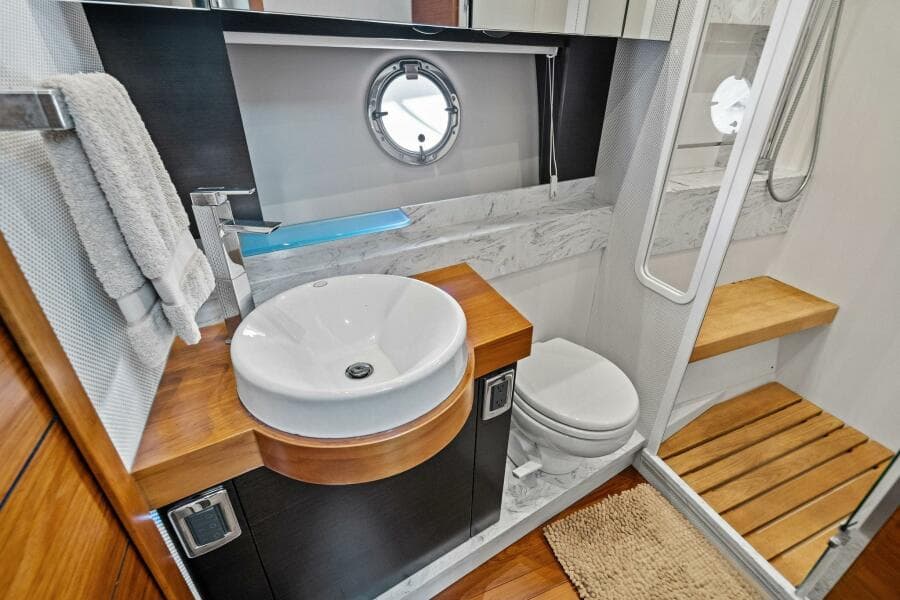 2016 Tiara Yachts 50 Flybridge - Head