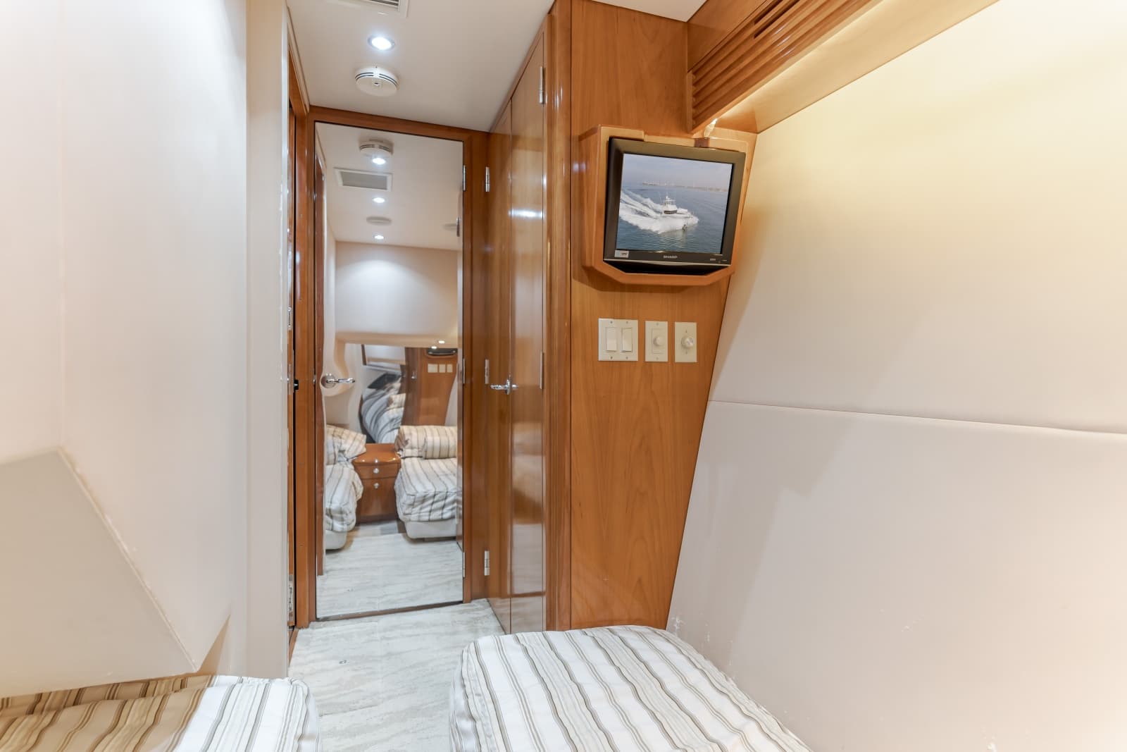 2003 Hatteras 54 Convertible - BRAINWAVE