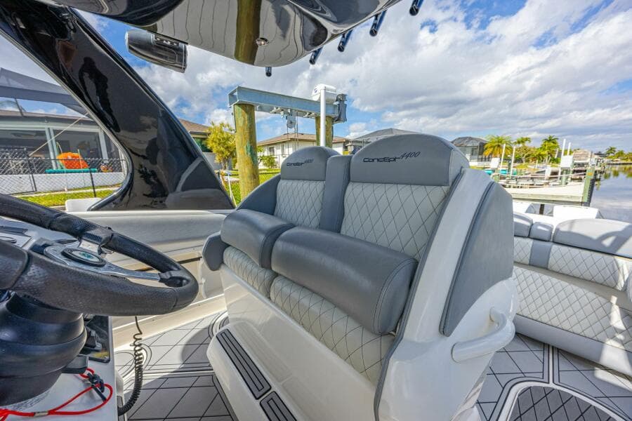2010 Concept 4400 Sport Yacht