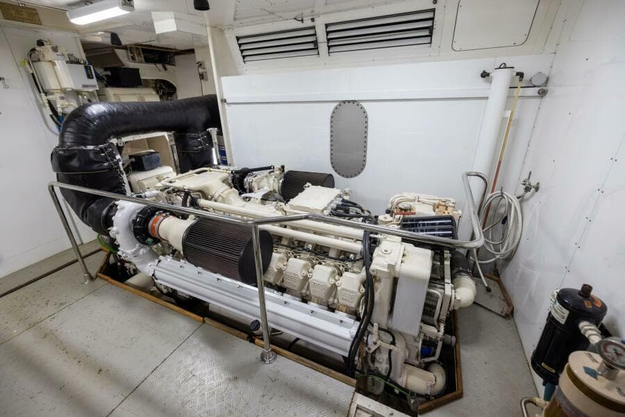 2001 Ferretti 94 Raised Pilothouse - Dreamchaser -Engine Room