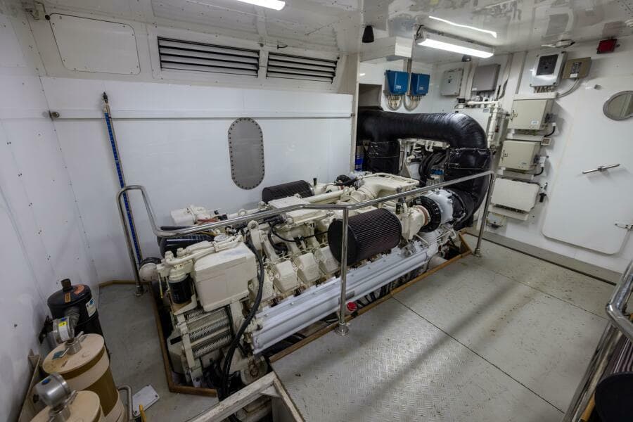 2001 Ferretti 94 Raised Pilothouse - Dreamchaser -Engine Room