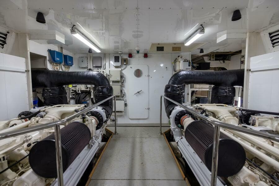 2001 Ferretti 94 Raised Pilothouse - Dreamchaser -Engine Room