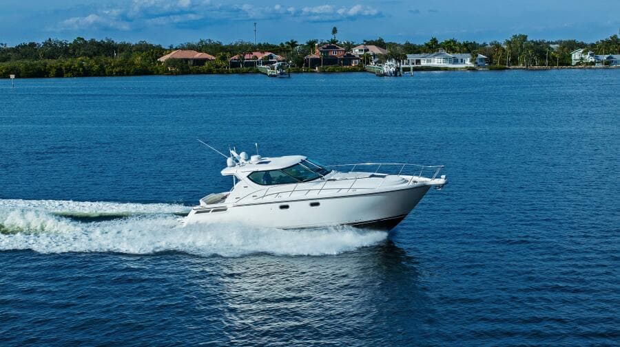 007 Tiara Yachts 4300 Sovran - Profile