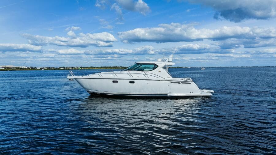 007 Tiara Yachts 4300 Sovran - Profile
