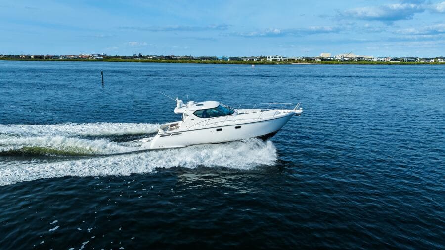 007 Tiara Yachts 4300 Sovran - Profile