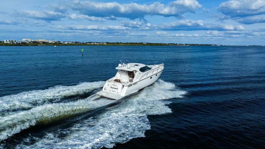 007 Tiara Yachts 4300 Sovran - Profile