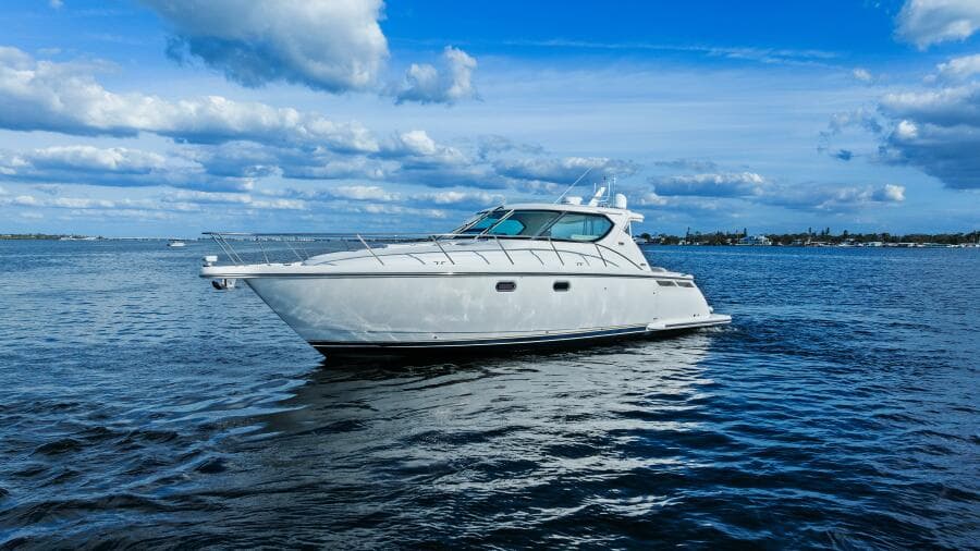 007 Tiara Yachts 4300 Sovran - Profile