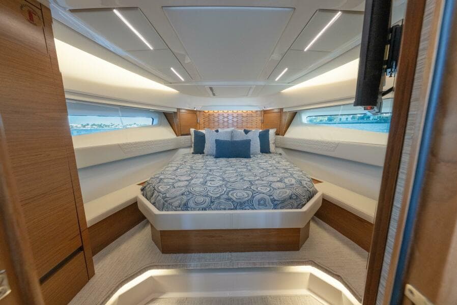 2025 Tiara Yachts 43 LE