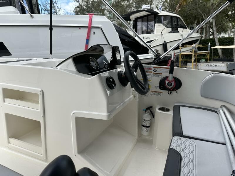 2023 Bayliner M17