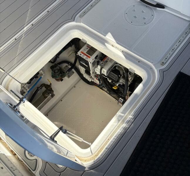 2017 Everglades 350 LX