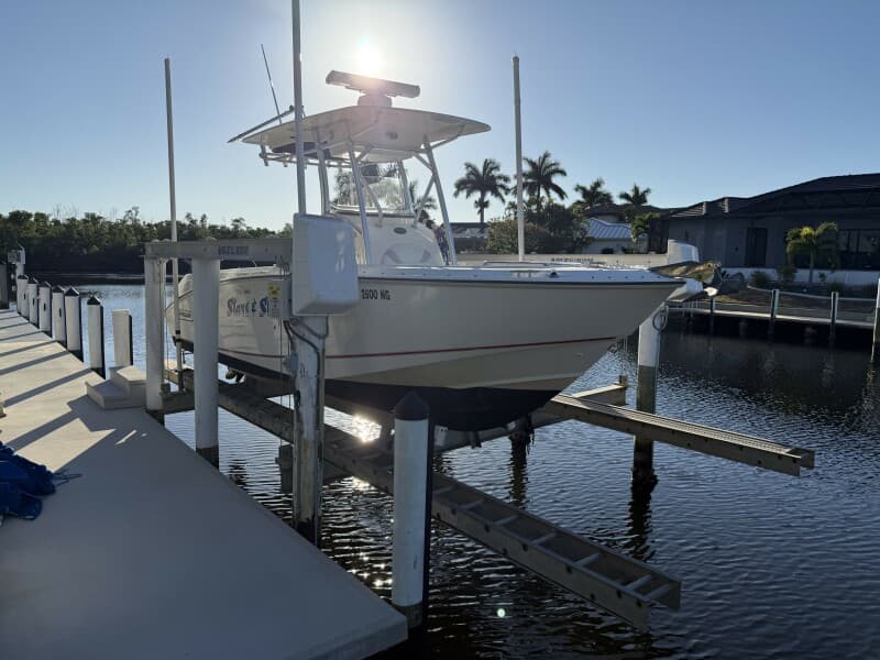 2006 Boston Whaler 240 Outrage