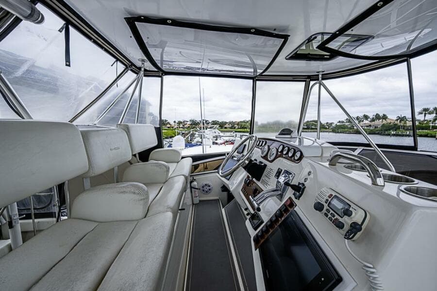 2000 Silverton 442 Cockpit Motoryacht