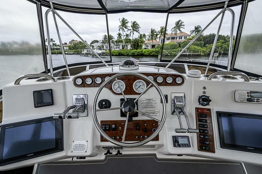 2000 Silverton 442 Cockpit Motoryacht